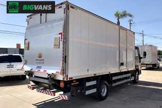 Ford Cargo 1119 2015 Chassi + Baú de Alumínio Prata (BIG-6565)