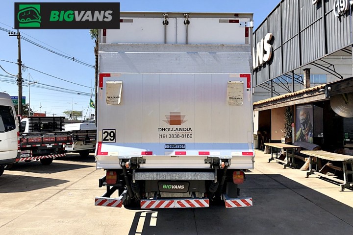Galeria de fotos - Ford Cargo 1119 2015 Chassi + Baú de Alumínio Prata (BIG-6565)