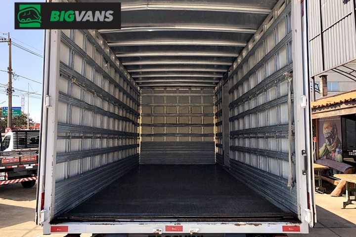 Galeria de fotos - Ford Cargo 1119 2015 Chassi + Baú de Alumínio Prata (BIG-6565)